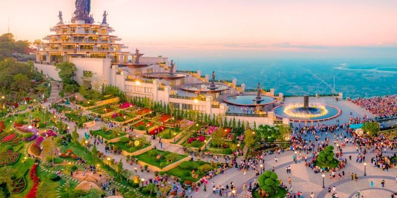 Khung cảnh hùng vĩ nhìn tại Núi Bà Đen - “nóc nhà Nam Bộ”