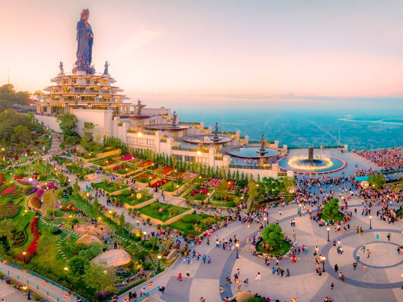 Khung cảnh hùng vĩ nhìn tại Núi Bà Đen - “nóc nhà Nam Bộ” Khung cảnh hùng vĩ nhìn tại Núi Bà Đen - “nóc nhà Nam Bộ”