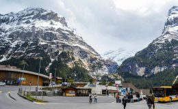 Làng Grindelwald nằm dưới chân các ngọn núi lớn