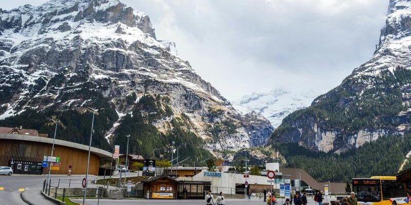 Làng Grindelwald nằm dưới chân các ngọn núi lớn