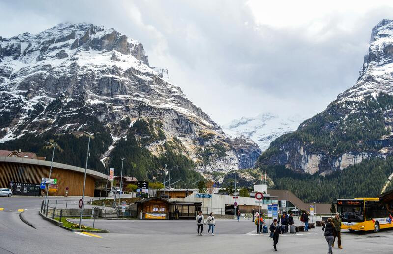 Làng Grindelwald nằm dưới chân các ngọn núi lớn