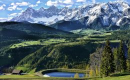 Khung cảnh đặc trưng của vùng núi Alps