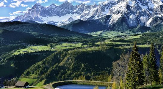 Khung cảnh đặc trưng của vùng núi Alps