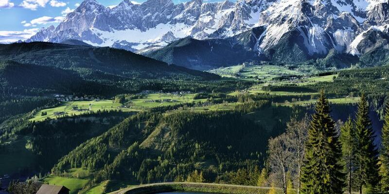 Khung cảnh đặc trưng của vùng núi Alps