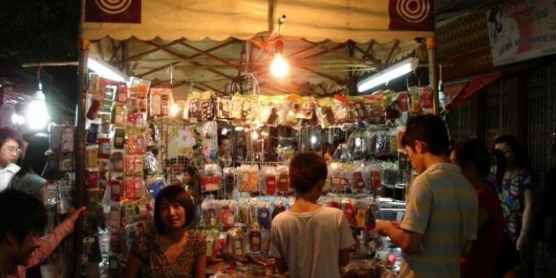 Chợ đêm Lĩnh Nam với ẩm thực đa dạng và không khí sôi động