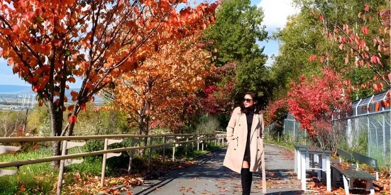 Check-in mùa lá đỏ với outfit hài hòa cùng thiên nhiên